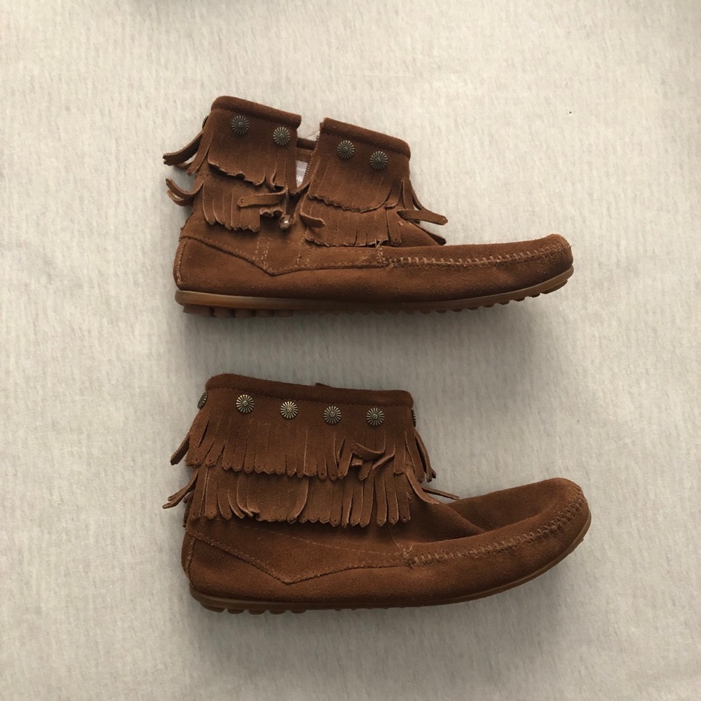 Minnetonka moccasins | 9 | brown